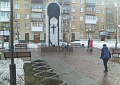 Ребята играют в футбол у памятника "Афганцам"